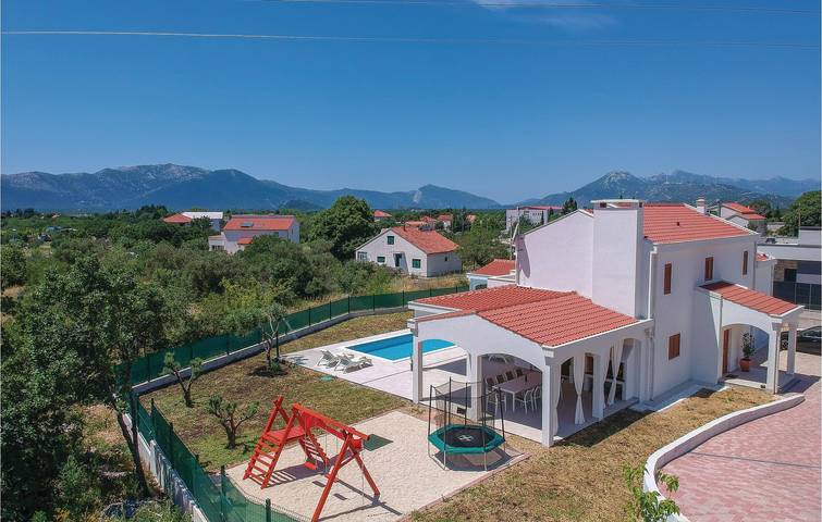 Charmante 200 m² große Ferienwohnung mit Pool in der Nähe des Flusses Cetina – WLAN & Parkplatz in Šestanovac, Makarska Riviera