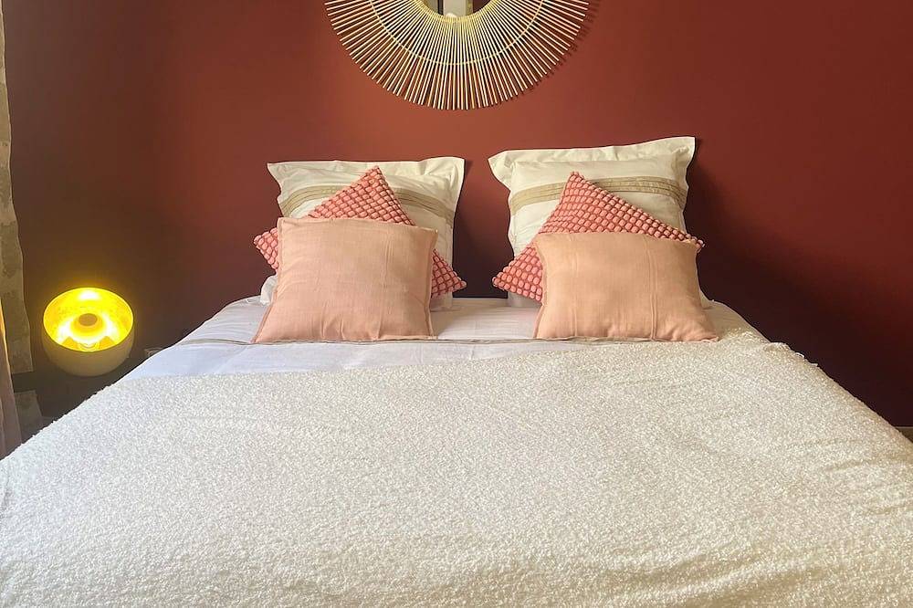 Entire apartment, Stone-built cocoon in the center of the village, roof terrace and whirlpool bath in Saint-Quentin-la-Poterie, Nimes region