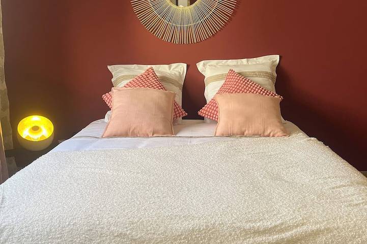 Appartement entier, Cocon en pierre au centre du village, toit terrasse et balnéo in Saint-Quentin-la-Poterie, Région de Nîmes