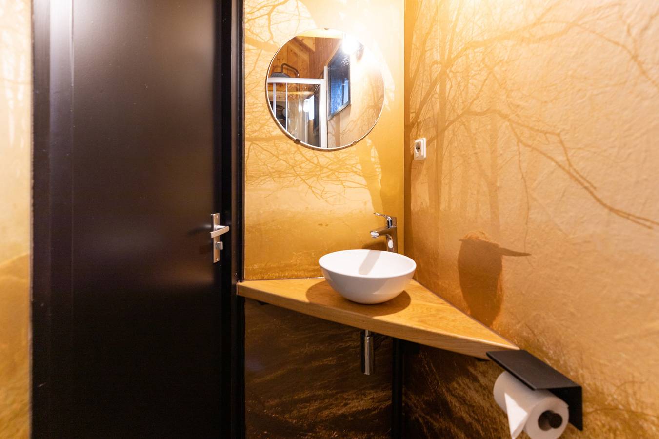 Gemütliches Tiny House für 4 Personen mit Veranda am Waldrand im Familienpark in Drenthe. in Drenthe