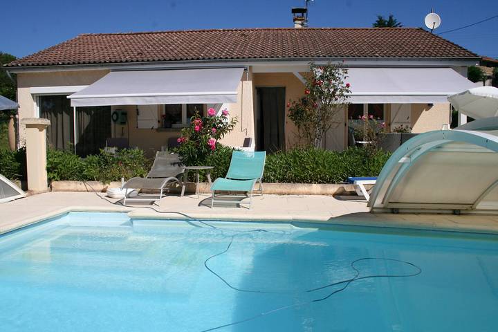 Cottage pour 8 personnes, avec jardin ainsi que terrasse et piscine, animaux acceptés à Ailleux