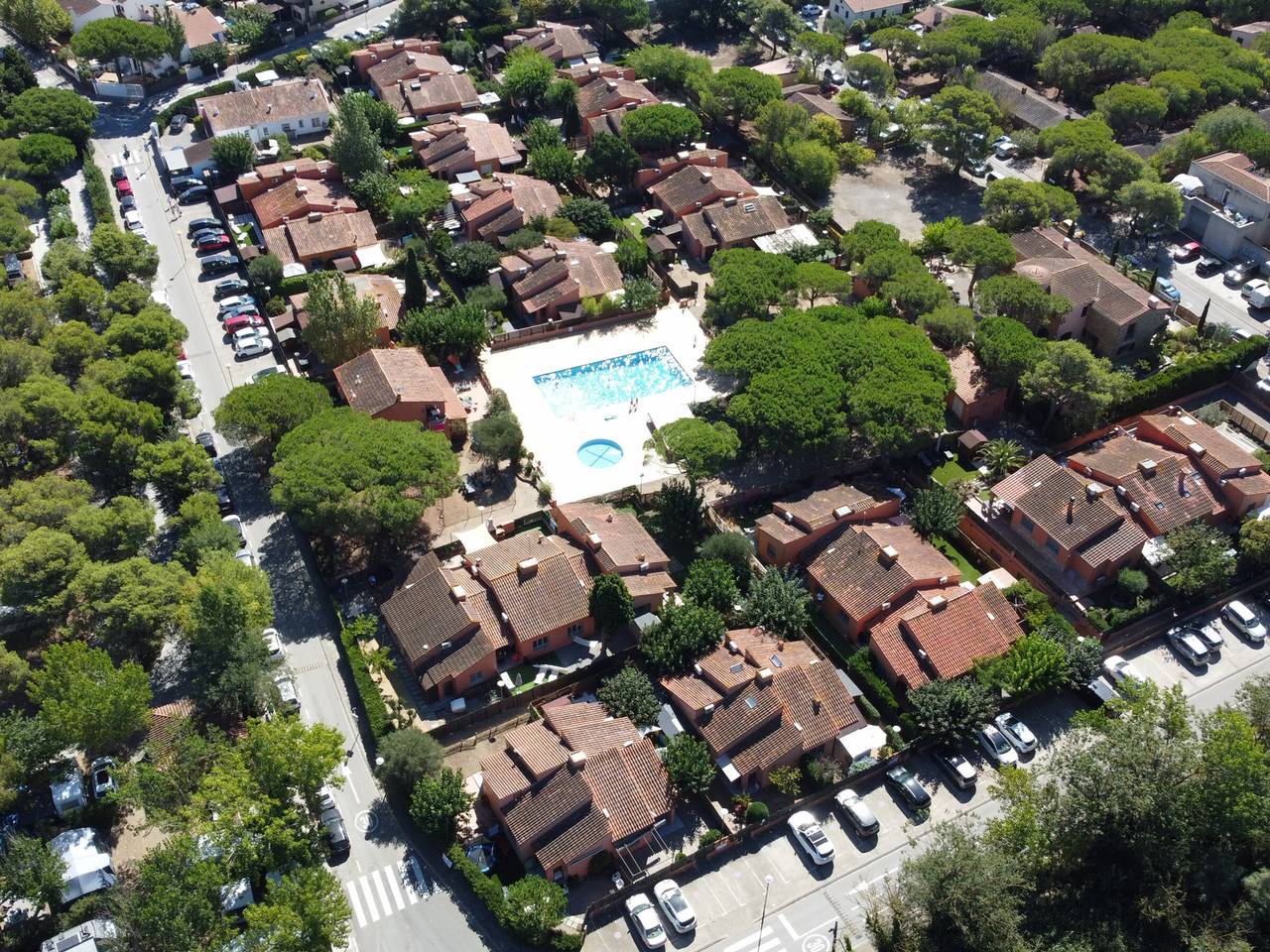 Villa con Jardín y Piscina a 10 Minutos de la Playa en Torroella de Montgrí in Mas Pinell, Torroella de Montgrí
