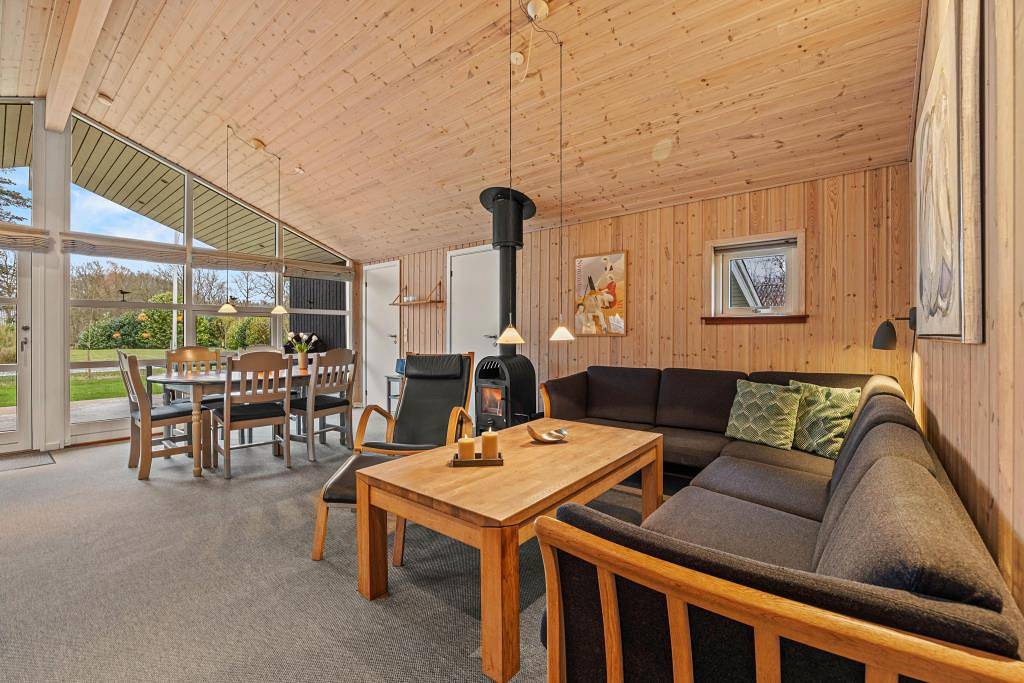 Familienfreundliches Ferienhaus in Bork Havn mit Whirlpool in Bork Havn, Ringkøbing Fjord