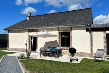 Location de vacances pour 6 personnes, avec terrasse et jardin à Jumièges