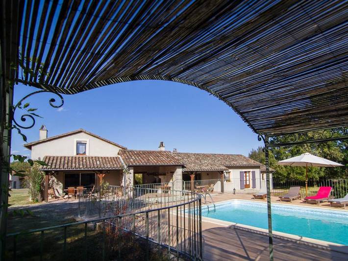 Location de vacances pour 12 personnes, avec Terrasse et Jardin ainsi que Piscine et Vue à Caylus - 2