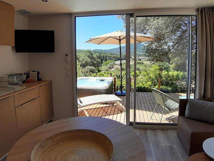 Camping Le Beau Vezé - Mobilheim 2 personen - Cottage Jasmin + jacuzzi 21m² (1 Zimmer) in Carqueiranne, Mittelmeerküste (Frankreich)