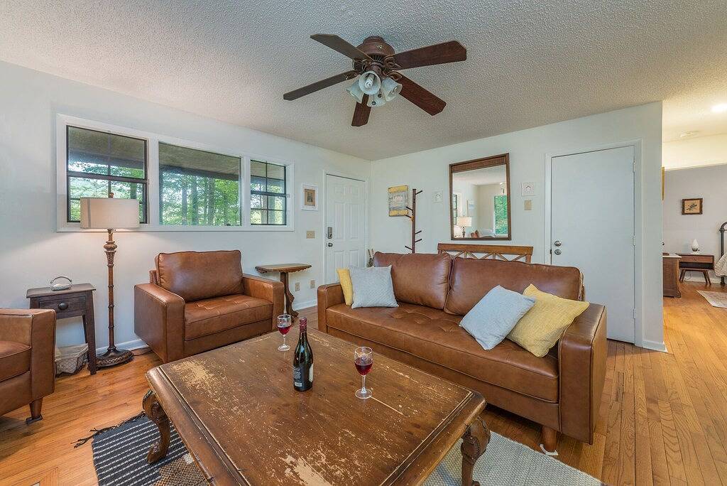 Maple Creek Cabin, Fireplace+Fire Pit, Grill & Wi-Fi, Private, Nearby Skiing! in Madison County (NC)