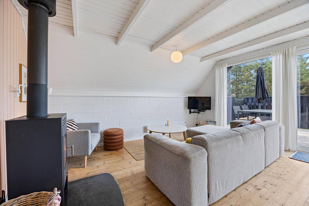 Ferienhaus geschlossener Terrasse und einem Gartenpavillion in Bjerregård, Holmsland Klit