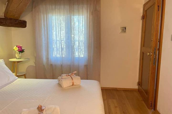 Entire apartment, Accogliente camera e bagno con vista sul giardino di Villa Bottini in Lucca, Lucca Province