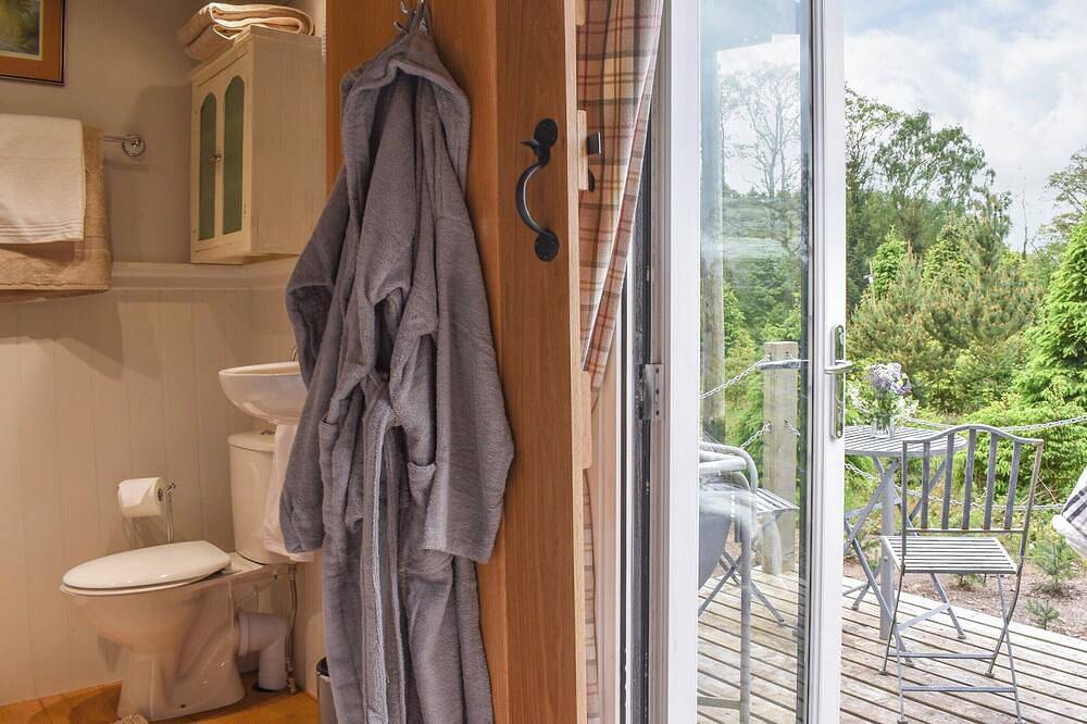 Spruce Shepherd's Hut in Wilmslow, Cheshire East