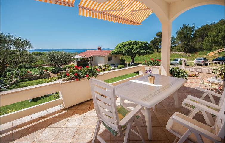 Ganze Ferienwohnung, Gemütliche Wohnung mit Terrasse und WLAN, 1 km vom Strand entfernt! in Zadar (Kommun), Zadar
