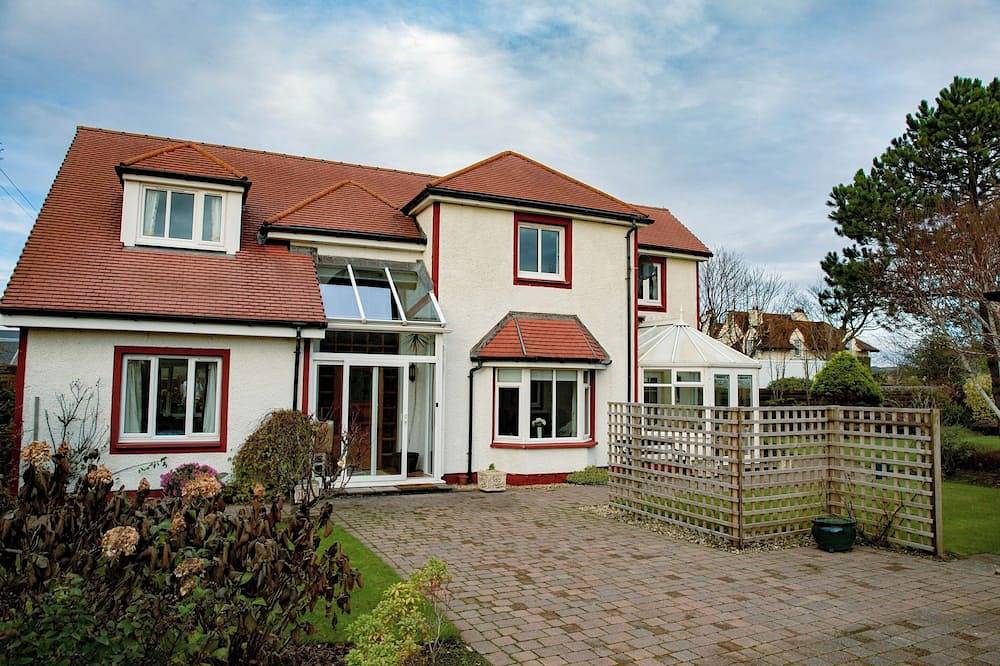 Beautiful Family Home a few steps from Royal Troon Golf Club and the Troon beach in Troon, Firth Of Clyde