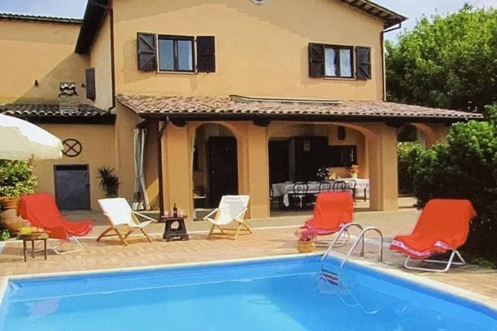 Location de vacances pour 10 personnes, avec jardin à Calvi dell'Umbria