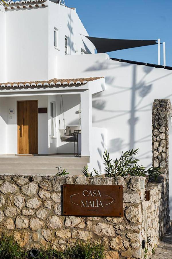 Alojamiento y desayuno para 2 personas, con Balcón y Terraza además de Jardín y Piscina en Luz