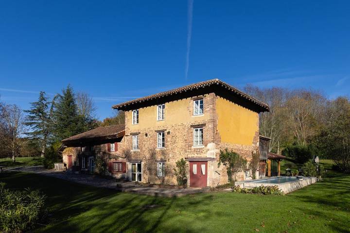 Location de vacances pour 14 personnes, avec vue et vue sur le lac ainsi que piscine et jardin dans Saint-Paul-de-Varax