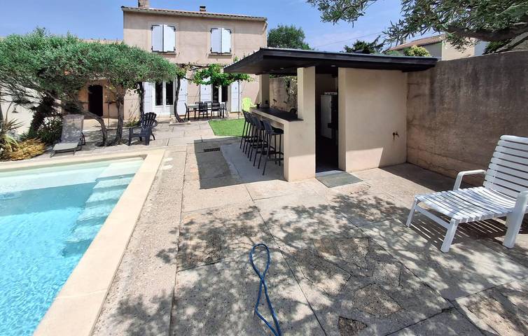 Sunny 90m² Apartment with Parking, Pool & WiFi in Sorgues, Vaucluse