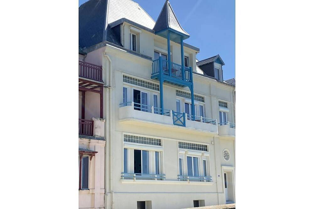 Entire apartment, Villa \"Le Courlis \"panoramic sea view direct beach access in Le Tréport, Dieppe region
