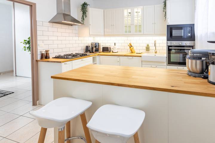 Location de vacances pour 8 personnes, avec jardin ainsi que piscine et jacuzzi à Montfort-sur-Meu - 4