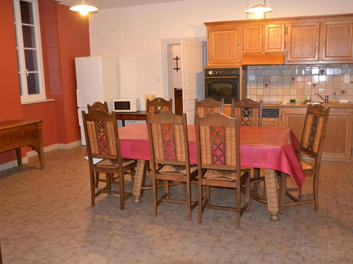 Holiday Home (6 Adults) in Châtel-de-Neuvre, Allier