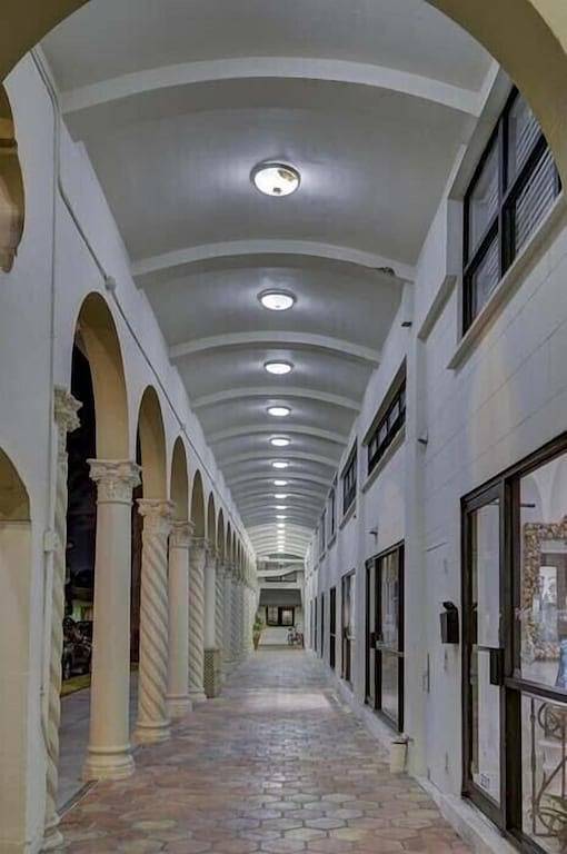 Ganze Wohnung, Delux Queen Room , 1 block to the Beach, Tv, Pool, Wifi in Palm Beach, Palm Beach County