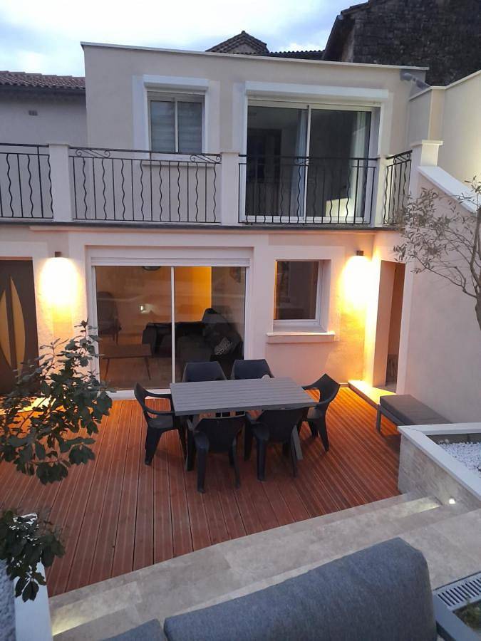 Location de vacances pour 8 personnes, avec vue et jardin à Saint-Julien-les-Rosiers