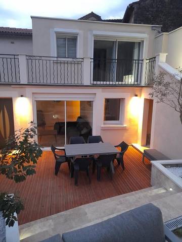 Location de vacances pour 8 personnes, avec vue et jardin à Saint-Julien-les-Rosiers