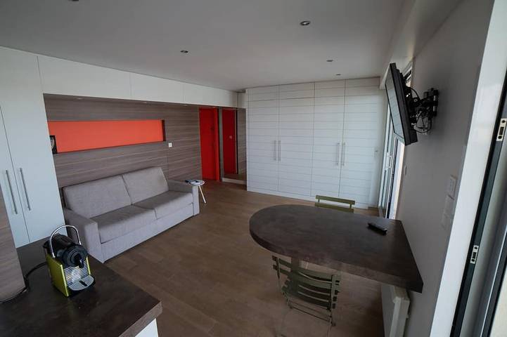 Entire apartment, Apartment 2 people feet in the water Ground floor terrace in Plage de Port Fontaine-Lomener, Ploemeur