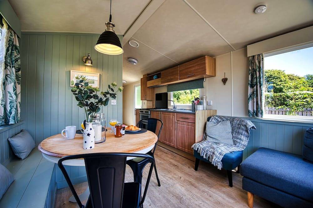 Scrumpy Duck, with private garden, sleeps 6 in coastal village in Hartland, Hartland Devon Heritage Coast