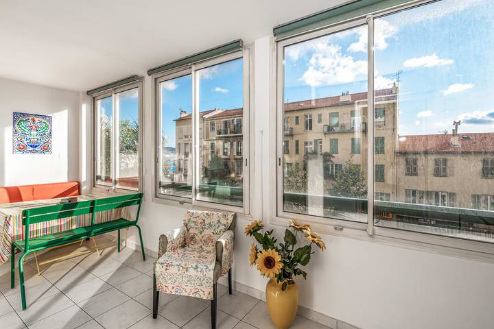 Gîte pour 4 personnes, avec terrasse, adapté aux familles dans Plage Carras Nice