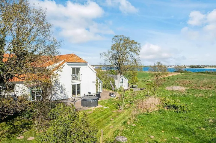 Ferienhaus für 24 Personen, mit Sauna und Whirlpool sowie Balkon - 1