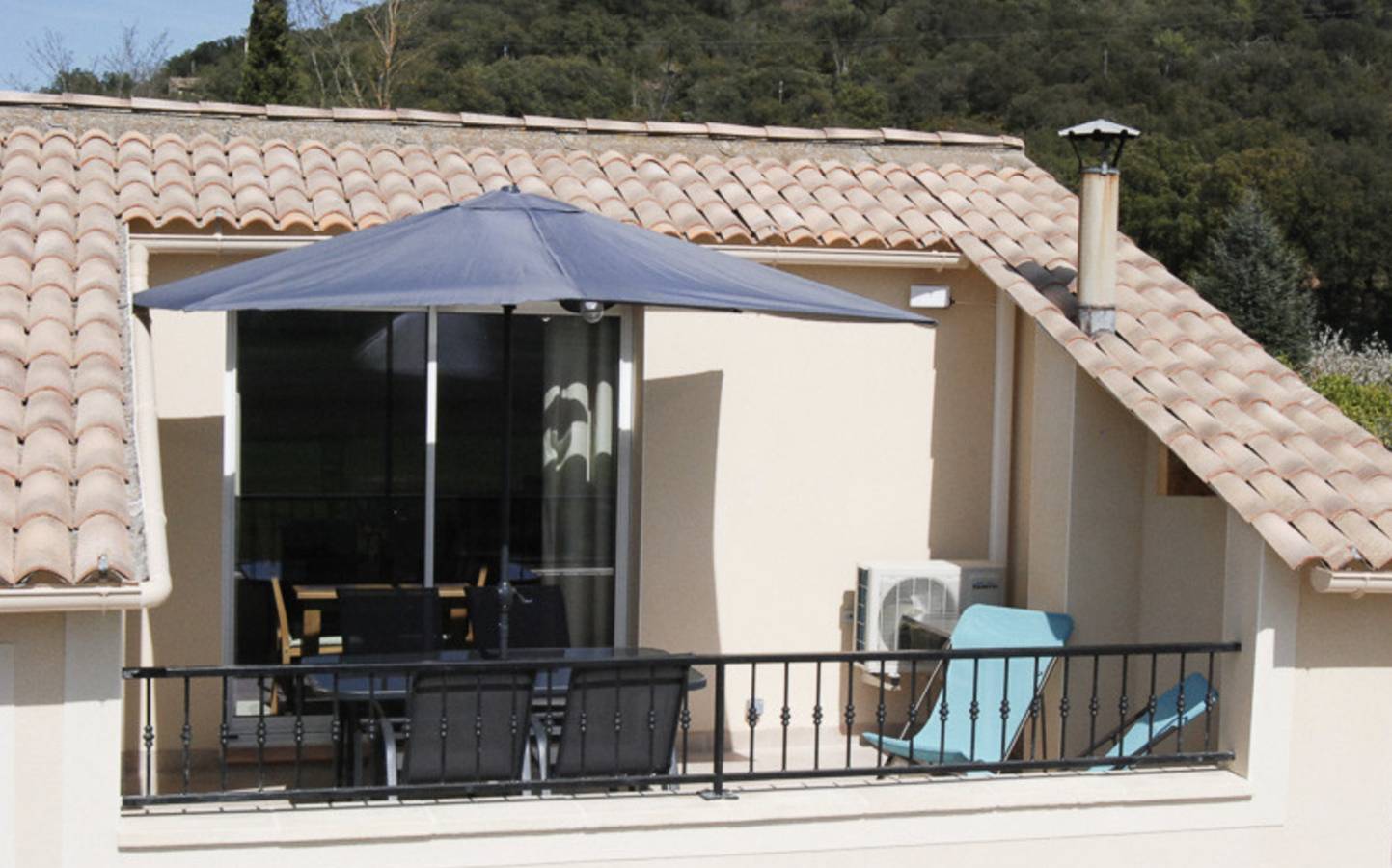 Gîte 'Fleur De Thym' con piscina compartida, terraza común y aire acondicionado in Gréoux-les-Bains, Parc naturel régional du Verdon