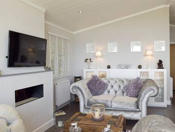 Log Cabin for 4 People in Waveney District, Suffolk, Photo 3