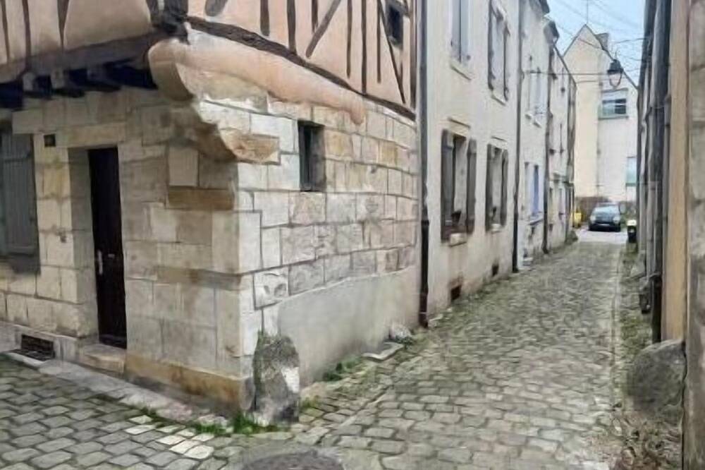 Entire apartment, Petit F2 Fonctionnel Plein Centre et Proche Gare in Bourges, Bourges region