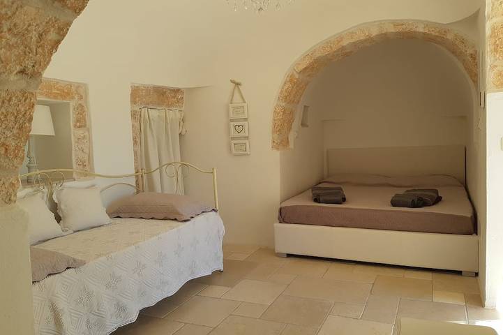 Antico Trullo Ulmo con piscina privata in Ceglie Messapica, Salento