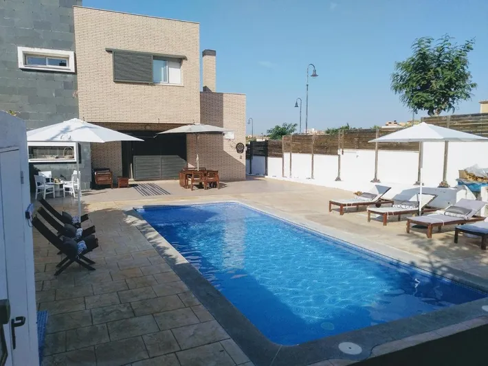 Casa de vacaciones para 8 personas, con vistas además de piscina y jardín - 1