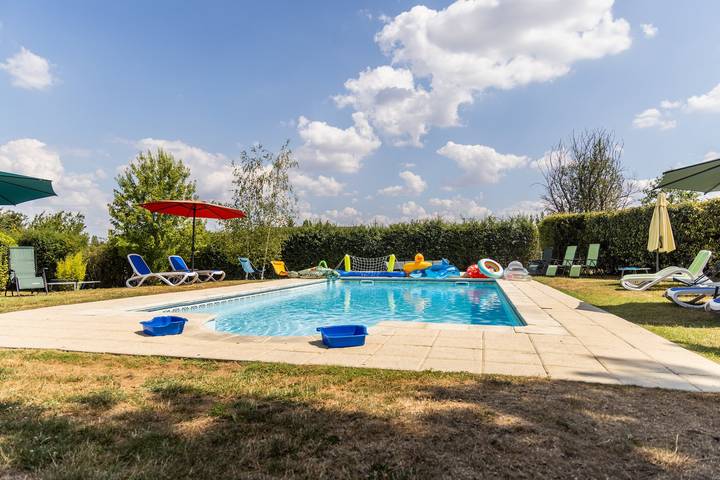'Les Hortensias', country-style cottage with Shared Pool, Private Terrace and Unlimited Wi-Fi in Monteaux, Blois region