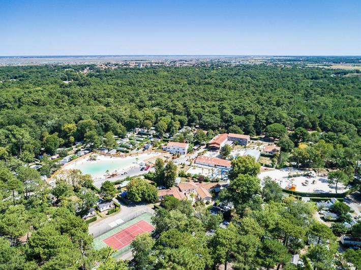 Camping pour 4 personnes, avec Terrasse et Piscine à La Tremblade - 2