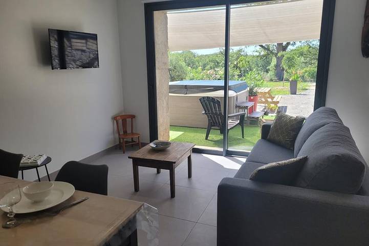 Gîte pour 2 personnes, avec Jacuzzi ainsi que Terrasse et Jardin dans Couzon