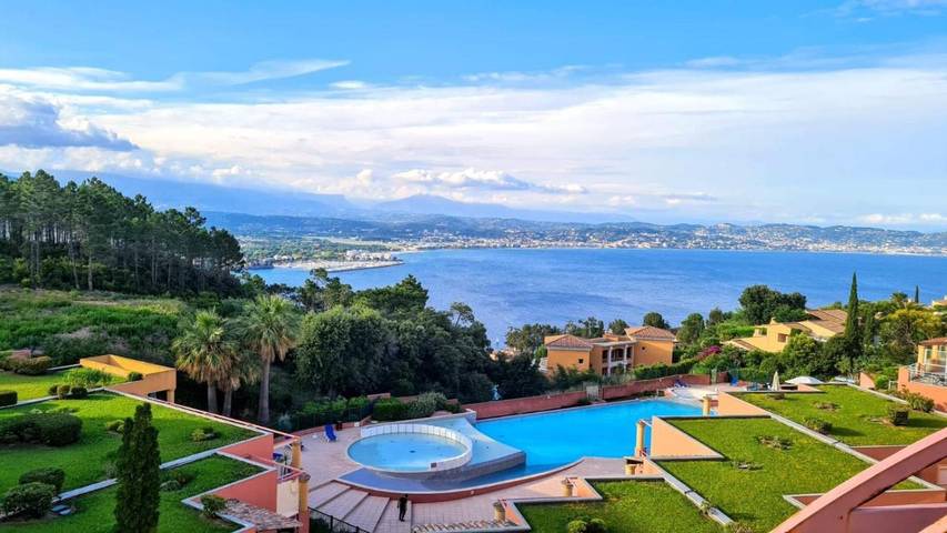 Vakantieappartement voor 4 personen, with zwembad and whirlpool as well as balkon in Théoule-sur-Mer