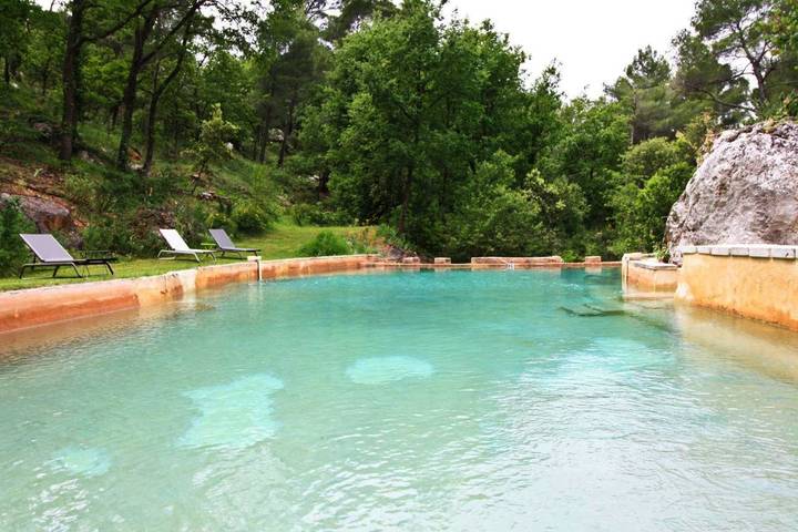 Location de vacances pour 2 personnes, avec vue ainsi que jardin et piscine à Saint-Antonin-sur-Bayon - 4