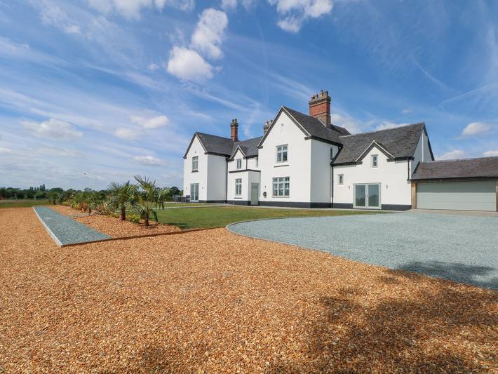 Cottage for 16 people, with garden and pool in Shropshire