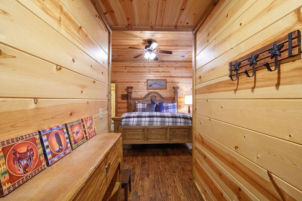 Log Cabin for 16 Guests in Broken Bow, Broken Bow Lake