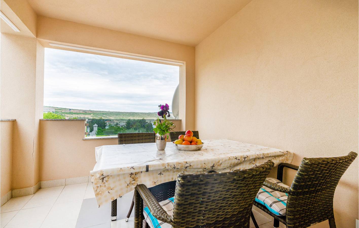 Ganze Ferienwohnung, Gemütliche Wohnung mit Terrasse, WLAN und Parkplatz, 2,5 km vom Strand entfernt in Jasenice, Zadar