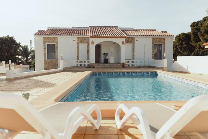 Appartement de vacances pour 4 personnes, avec jardin ainsi que vue et piscine, animaux acceptés