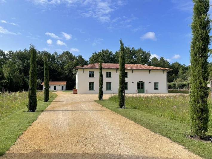 Location de vacances pour 12 personnes, avec vue ainsi que piscine et jardin à Le Temple - 2