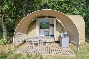 Tente pour 4 personnes, avec vue sur le lac ainsi que balcon/terrasse et terrasse en Dordogne