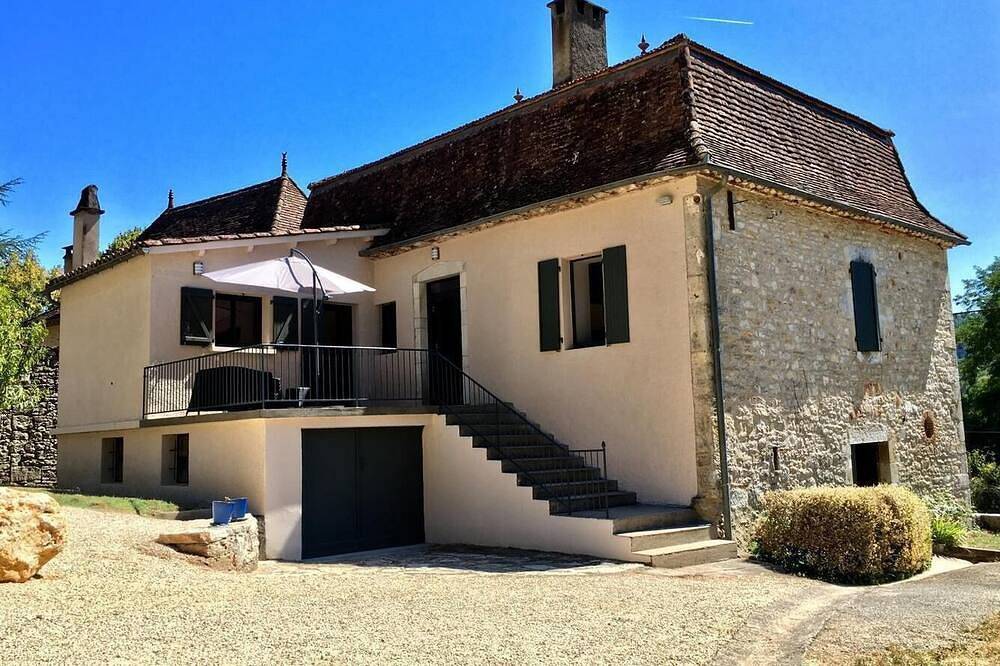 Gite Le Roucayral - Superbe vue  sur  St Cirq Lapopie - 2 chambres  climatisées in Tour-de-Faure, Quercy