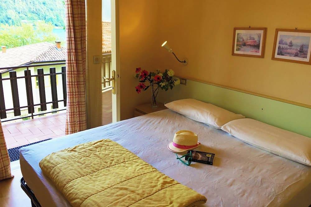 Geheel appartement, Direkt am See mit Terrasse in Crone Beach (Idro), Idro