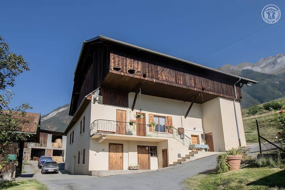 Entire apartment, Apartment 'La Ferme Du Mont Charvin' with Mountain View, Private Terrace and Balcony in Ugine, Albertville region