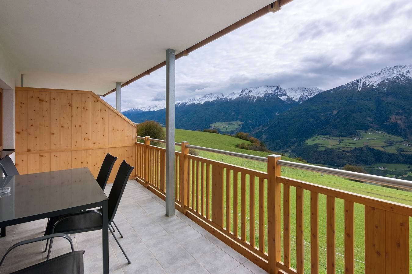 Entire apartment, Apartment 'Heuduft' with Mountain View, Shared Garden and Wi-Fi in Tanas, Laas